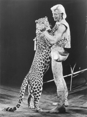 ringling_bros_and_barnum_and_bailey_circus_gunther_gebel-williams_1977