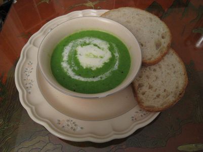 800px-Spring_pea_soup_with_crème_fraîche_and_bread